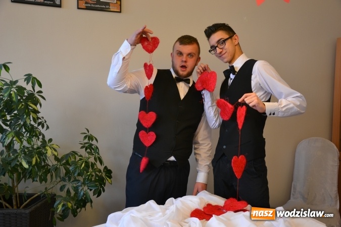 Zdjęcie w galerii na portalu naszwodzislaw.com: Magiczny stolik zakochanych. Konkurs kelnerski w ZSP numer 2 w Rydułtowach  wiadomości z regionu