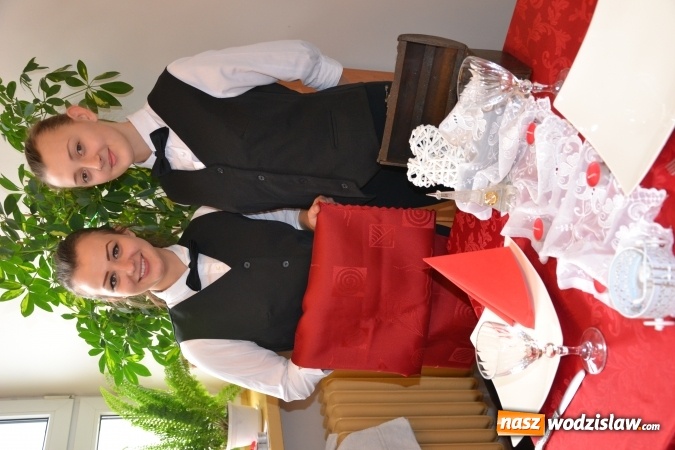 Zdjęcie w galerii na portalu naszwodzislaw.com: Magiczny stolik zakochanych. Konkurs kelnerski w ZSP numer 2 w Rydułtowach  wiadomości z regionu