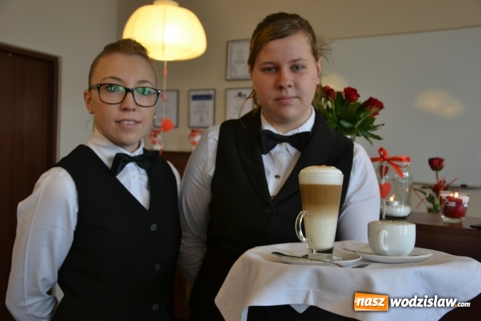Zdjęcie w galerii na portalu naszwodzislaw.com: Magiczny stolik zakochanych. Konkurs kelnerski w ZSP numer 2 w Rydułtowach  wiadomości z regionu