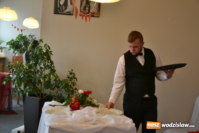 Zdjęcie w galerii na portalu naszwodzislaw.com: Magiczny stolik zakochanych. Konkurs kelnerski w ZSP numer 2 w Rydułtowach  wiadomości z regionu