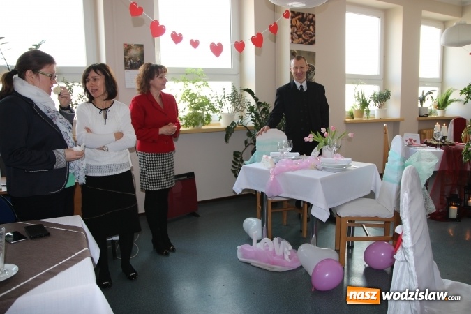 Zdjęcie w galerii na portalu naszwodzislaw.com: Magiczny stolik zakochanych. Konkurs kelnerski w ZSP numer 2 w Rydułtowach  wiadomości z regionu