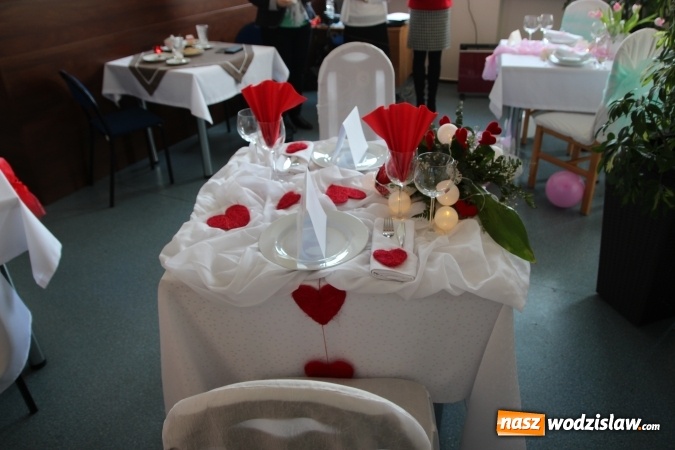 Zdjęcie w galerii na portalu naszwodzislaw.com: Magiczny stolik zakochanych. Konkurs kelnerski w ZSP numer 2 w Rydułtowach  wiadomości z regionu