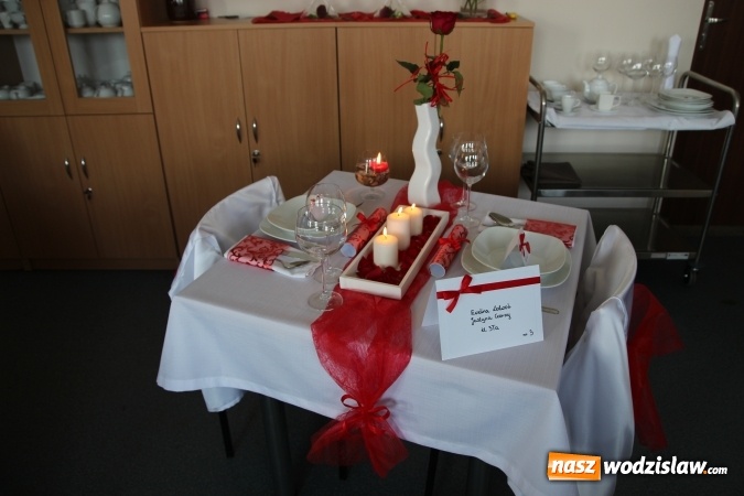 Zdjęcie w galerii na portalu naszwodzislaw.com: Magiczny stolik zakochanych. Konkurs kelnerski w ZSP numer 2 w Rydułtowach  wiadomości z regionu
