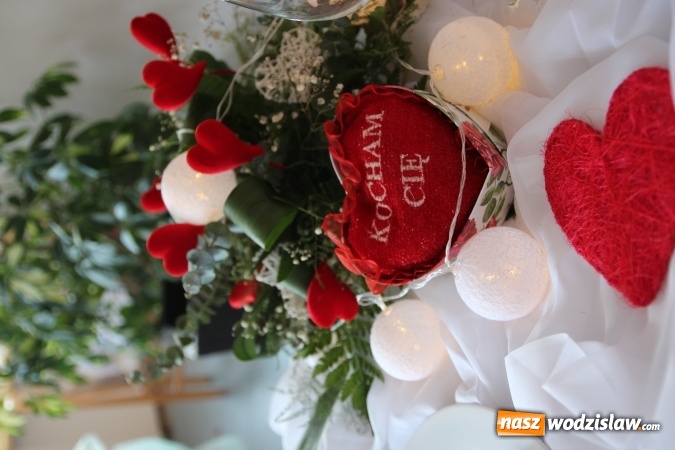 Zdjęcie w galerii na portalu naszwodzislaw.com: Magiczny stolik zakochanych. Konkurs kelnerski w ZSP numer 2 w Rydułtowach  wiadomości z regionu