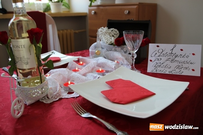 Zdjęcie w galerii na portalu naszwodzislaw.com: Magiczny stolik zakochanych. Konkurs kelnerski w ZSP numer 2 w Rydułtowach  wiadomości z regionu