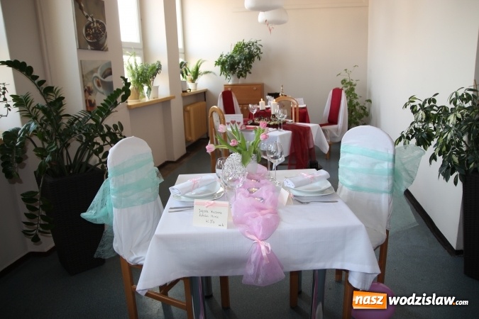 Zdjęcie w galerii na portalu naszwodzislaw.com: Magiczny stolik zakochanych. Konkurs kelnerski w ZSP numer 2 w Rydułtowach  wiadomości z regionu