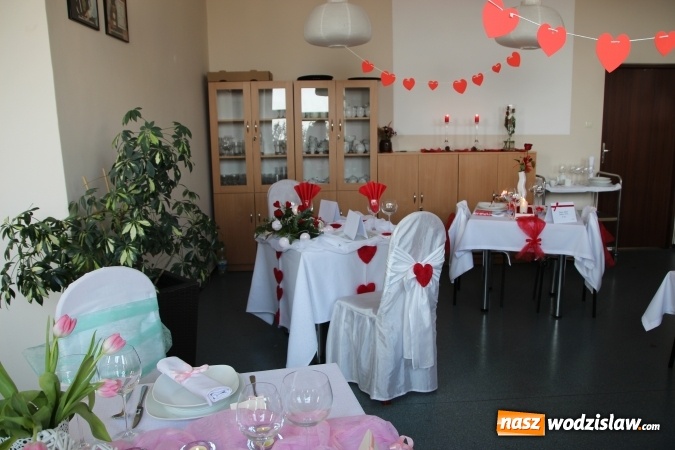 Zdjęcie w galerii na portalu naszwodzislaw.com: Magiczny stolik zakochanych. Konkurs kelnerski w ZSP numer 2 w Rydułtowach  wiadomości z regionu