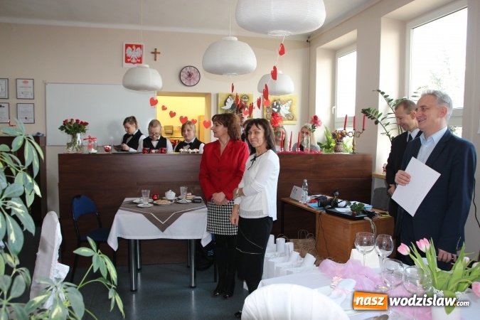 Zdjęcie w galerii na portalu naszwodzislaw.com: Magiczny stolik zakochanych. Konkurs kelnerski w ZSP numer 2 w Rydułtowach  wiadomości z regionu