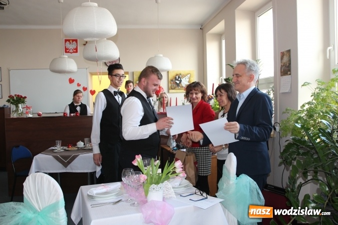 Zdjęcie w galerii na portalu naszwodzislaw.com: Magiczny stolik zakochanych. Konkurs kelnerski w ZSP numer 2 w Rydułtowach  wiadomości z regionu