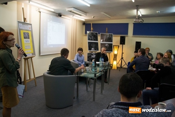 Zdjęcie w galerii na portalu naszwodzislaw.com: O syryjskiej rewolucji, wojnie i ludzkich marzeniach. Wyjątkowi goście w wodzisławskiej bibliotece wiadomości z regionu