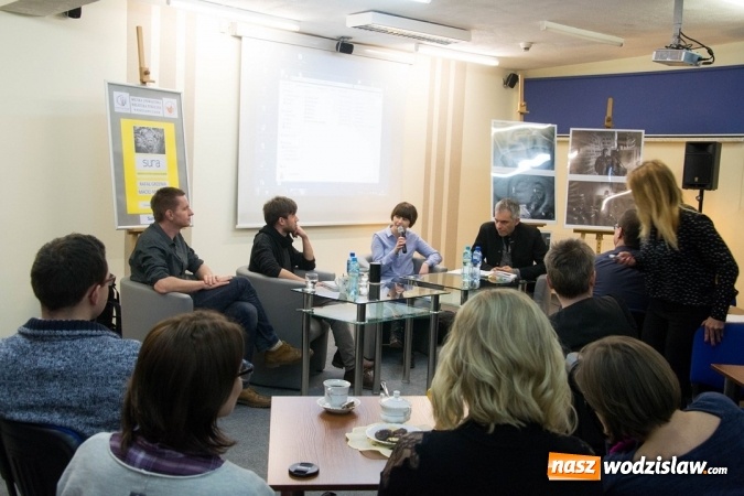 Zdjęcie w galerii na portalu naszwodzislaw.com: O syryjskiej rewolucji, wojnie i ludzkich marzeniach. Wyjątkowi goście w wodzisławskiej bibliotece wiadomości z regionu