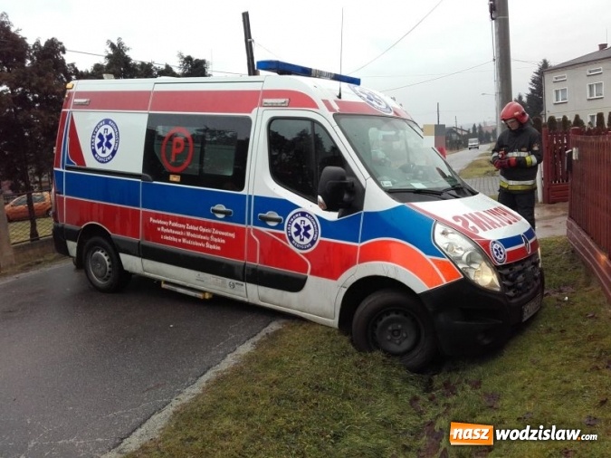 Zdjęcie w galerii na portalu naszwodzislaw.com: Ambulans utknął na grząskim poboczu i osunął się do rowu  wiadomości z regionu