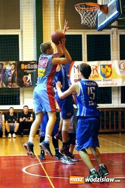 Zdjęcie w galerii na portalu naszwodzislaw.com: Doskonała druga połowa meczu koszykarzy MKS Wodzisław. Smyk Prudnik pokonany! wiadomości z regionu