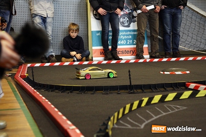 Zdjęcie w galerii na portalu naszwodzislaw.com: Ścigali się zdalnie sterowanymi samochodami wiadomości z regionu