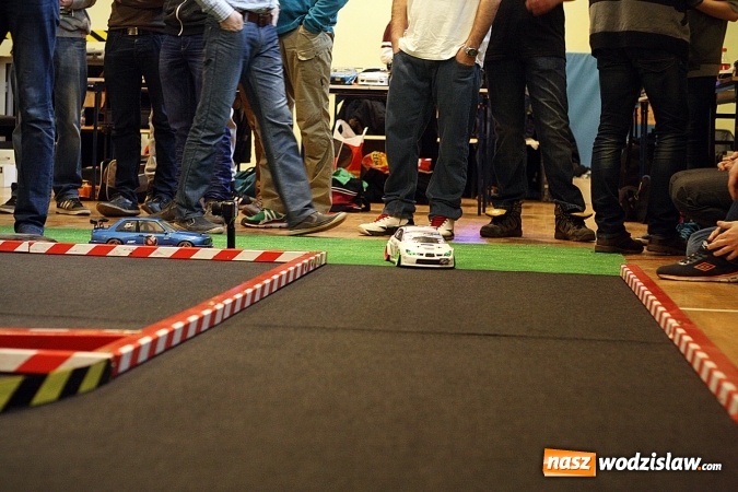 Zdjęcie w galerii na portalu naszwodzislaw.com: Ścigali się zdalnie sterowanymi samochodami wiadomości z regionu