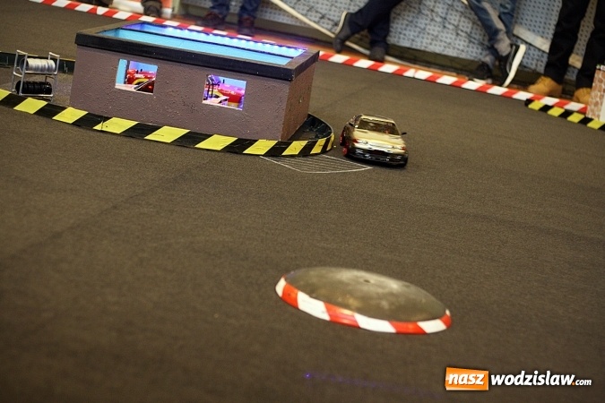 Zdjęcie w galerii na portalu naszwodzislaw.com: Ścigali się zdalnie sterowanymi samochodami wiadomości z regionu