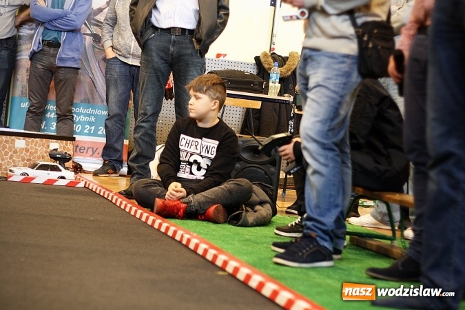 Zdjęcie w galerii na portalu naszwodzislaw.com: Ścigali się zdalnie sterowanymi samochodami wiadomości z regionu