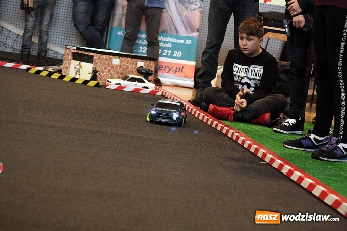 Zdjęcie w galerii na portalu naszwodzislaw.com: Ścigali się zdalnie sterowanymi samochodami wiadomości z regionu