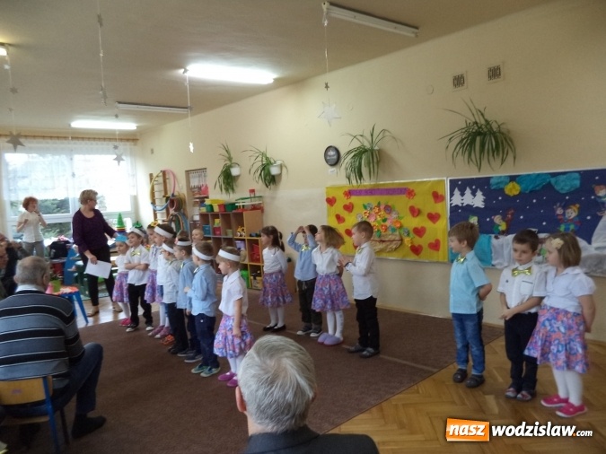 Zdjęcie w galerii na portalu naszwodzislaw.com: Pszów: spóźniony dzień babci i dziadka w przedszkolu nr 2  wiadomości z regionu