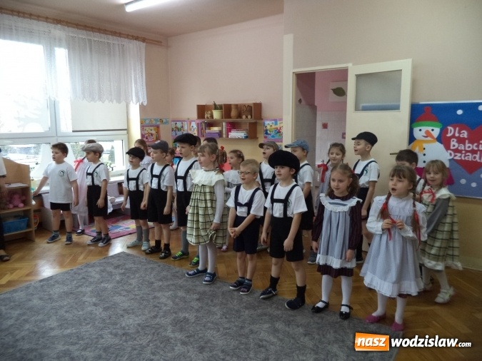 Zdjęcie w galerii na portalu naszwodzislaw.com: Pszów: spóźniony dzień babci i dziadka w przedszkolu nr 2  wiadomości z regionu