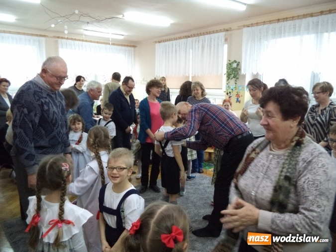 Zdjęcie w galerii na portalu naszwodzislaw.com: Pszów: spóźniony dzień babci i dziadka w przedszkolu nr 2  wiadomości z regionu