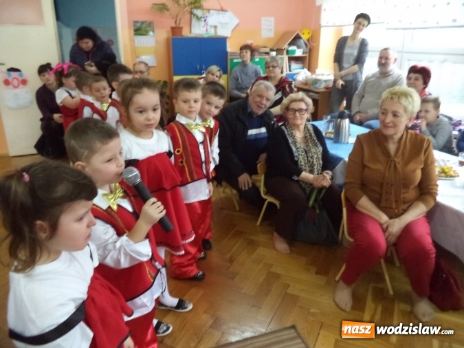 Zdjęcie w galerii na portalu naszwodzislaw.com: Pszów: spóźniony dzień babci i dziadka w przedszkolu nr 2  wiadomości z regionu