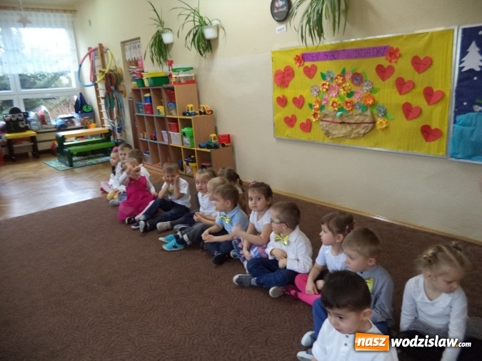 Zdjęcie w galerii na portalu naszwodzislaw.com: Pszów: spóźniony dzień babci i dziadka w przedszkolu nr 2  wiadomości z regionu