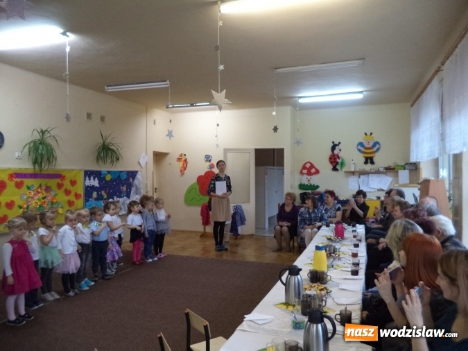 Zdjęcie w galerii na portalu naszwodzislaw.com: Pszów: spóźniony dzień babci i dziadka w przedszkolu nr 2  wiadomości z regionu