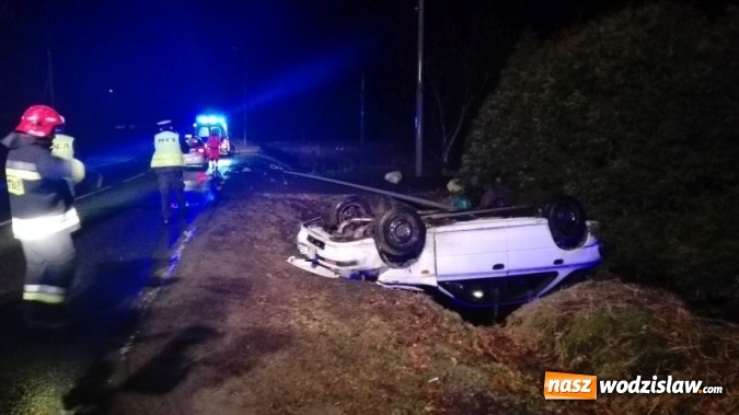 Zdjęcie w galerii na portalu naszwodzislaw.com: Kolizja na ul. Armii Ludowej. Ściął latarnię i wylądował w rowie wiadomości z regionu