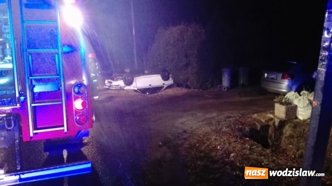 Zdjęcie w galerii na portalu naszwodzislaw.com: Kolizja na ul. Armii Ludowej. Ściął latarnię i wylądował w rowie wiadomości z regionu