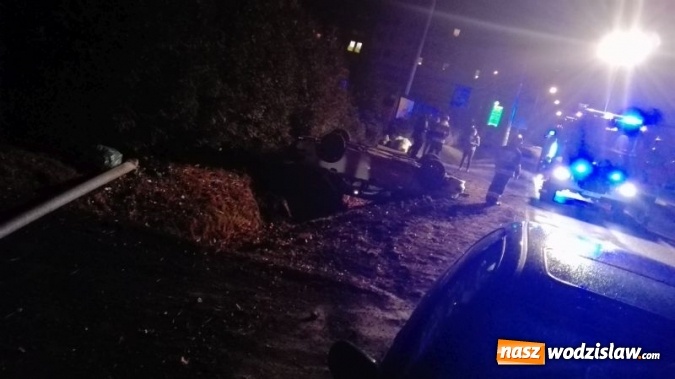 Zdjęcie w galerii na portalu naszwodzislaw.com: Kolizja na ul. Armii Ludowej. Ściął latarnię i wylądował w rowie wiadomości z regionu