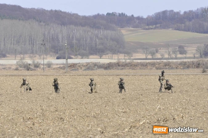 Zdjęcie w galerii na portalu naszwodzislaw.com: Polska armia ćwiczy w starych Nieboczowach wiadomości z regionu
