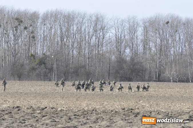 Zdjęcie w galerii na portalu naszwodzislaw.com: Polska armia ćwiczy w starych Nieboczowach wiadomości z regionu