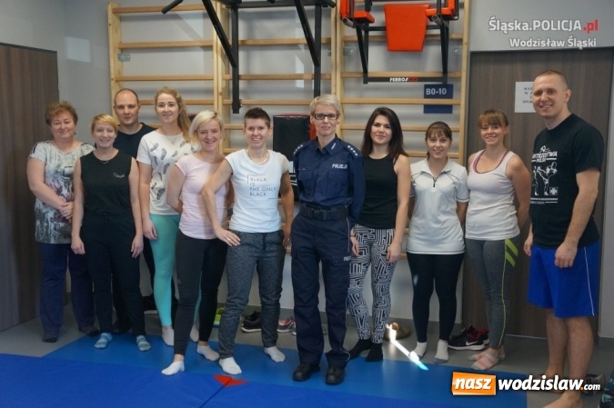 Zdjęcie w galerii na portalu naszwodzislaw.com: Kurs samoobrony i zawody strzeleckie. Za nami Dzień Kobiet w wodzisławskiej komendzie  wiadomości z regionu