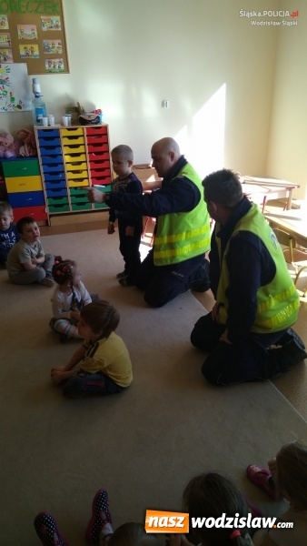 Zdjęcie w galerii na portalu naszwodzislaw.com: Bo profilaktyka zaczyna się w przedszkolu. Policjanci zagościli do kolejnej placówki wiadomości z regionu