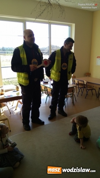 Zdjęcie w galerii na portalu naszwodzislaw.com: Bo profilaktyka zaczyna się w przedszkolu. Policjanci zagościli do kolejnej placówki wiadomości z regionu