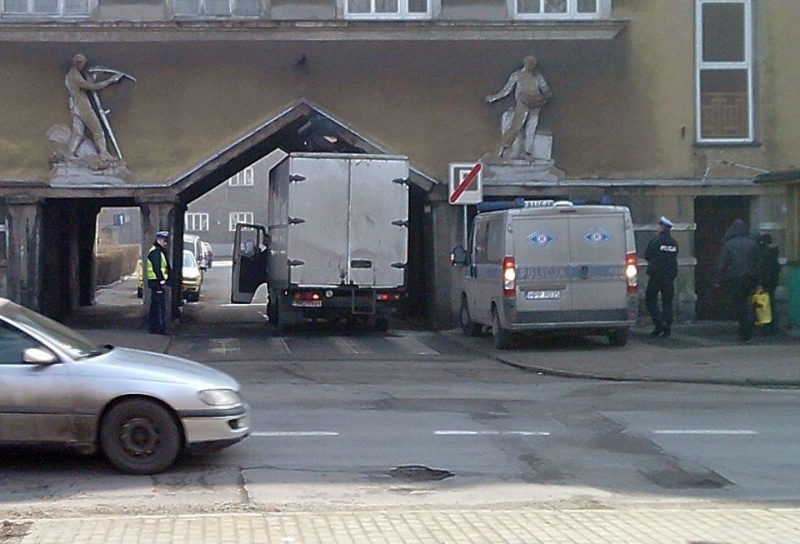 Zdjęcie w galerii na portalu naszwodzislaw.com: Kierowca wbił się w ścianę przejazdu wiadomości z regionu