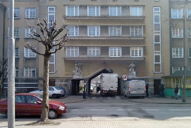 Zdjęcie w galerii na portalu naszwodzislaw.com: Kierowca wbił się w ścianę przejazdu wiadomości z regionu