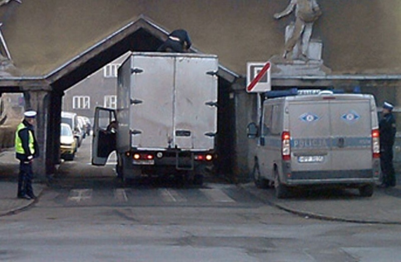 Zdjęcie w galerii na portalu naszwodzislaw.com: Kierowca wbił się w ścianę przejazdu wiadomości z regionu