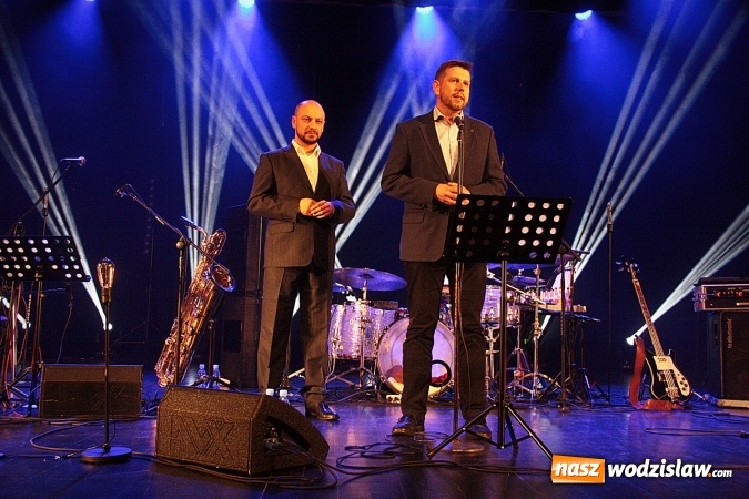 Zdjęcie w galerii na portalu naszwodzislaw.com: Czesław Mozil rozpoczął sezon artystyczny w WCK. Sala widowiskowa została oficjalnie oddana do użytku wiadomości z regionu