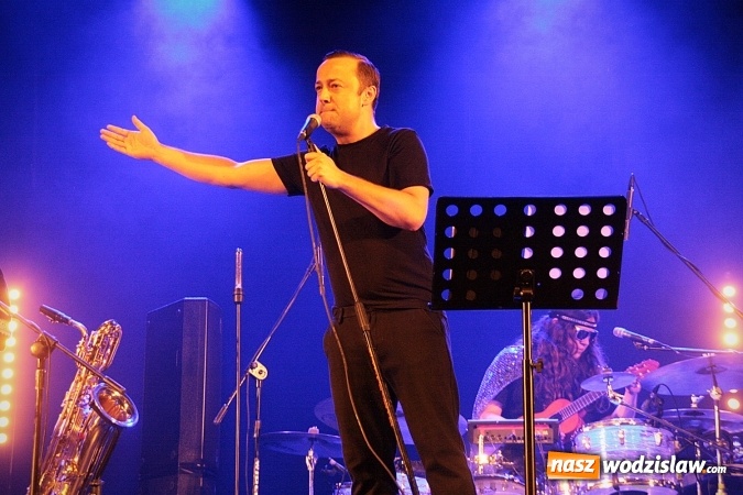 Zdjęcie w galerii na portalu naszwodzislaw.com: Czesław Mozil rozpoczął sezon artystyczny w WCK. Sala widowiskowa została oficjalnie oddana do użytku wiadomości z regionu
