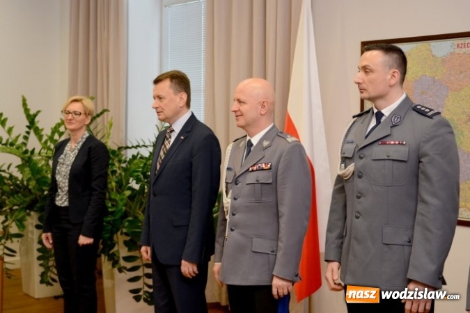 Zdjęcie w galerii na portalu naszwodzislaw.com: Bohaterowie czas&oacute;w pokoju. Wodzisławscy policjanci nagrodzeni przez szefa MSWiA wiadomości z regionu