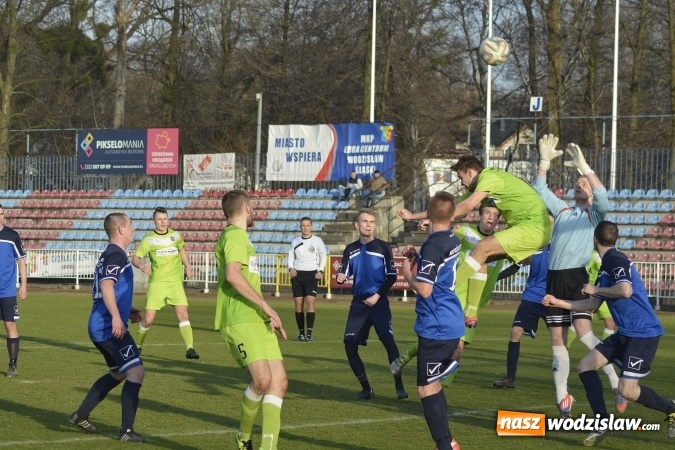 Zdjęcie w galerii na portalu naszwodzislaw.com: Podział punktów w derbowym meczu przy Bogumińskiej wiadomości z regionu