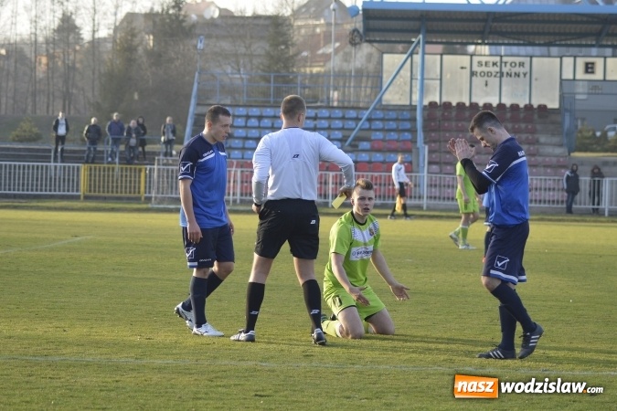 Zdjęcie w galerii na portalu naszwodzislaw.com: Podział punktów w derbowym meczu przy Bogumińskiej wiadomości z regionu