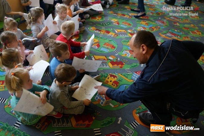 Zdjęcie w galerii na portalu naszwodzislaw.com: Dzielnicowi ze Sznupkiem z wizytą w przedszkolu wiadomości z regionu