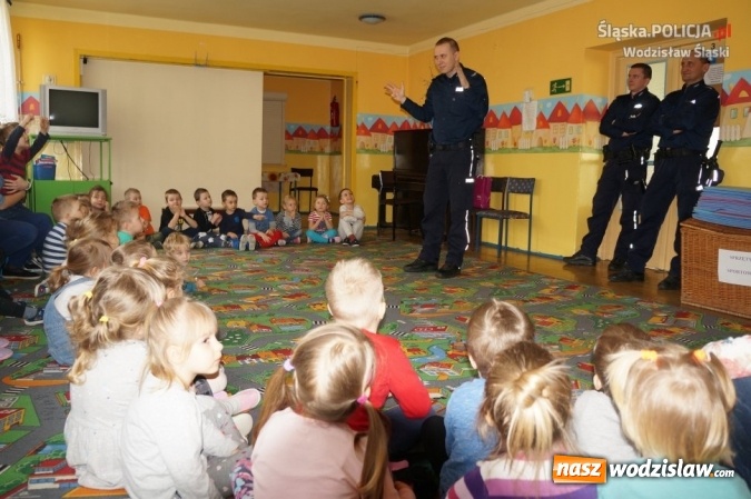 Zdjęcie w galerii na portalu naszwodzislaw.com: Dzielnicowi ze Sznupkiem z wizytą w przedszkolu wiadomości z regionu