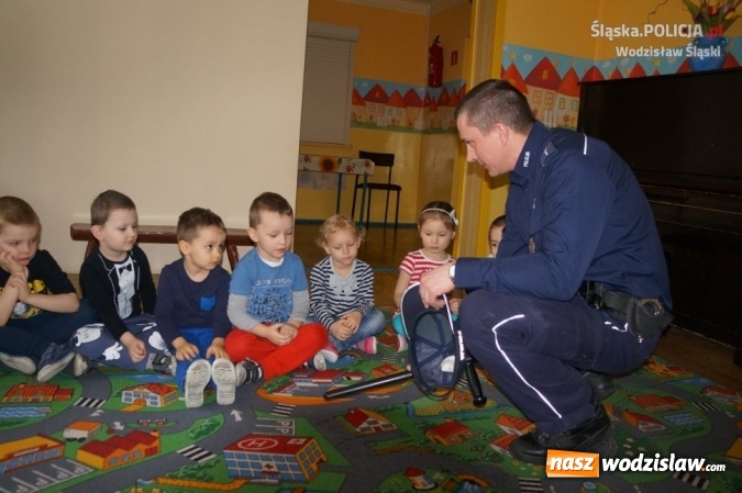 Zdjęcie w galerii na portalu naszwodzislaw.com: Dzielnicowi ze Sznupkiem z wizytą w przedszkolu wiadomości z regionu