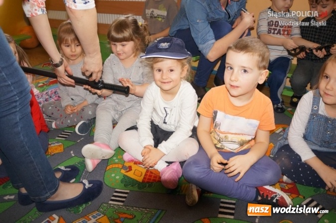 Zdjęcie w galerii na portalu naszwodzislaw.com: Dzielnicowi ze Sznupkiem z wizytą w przedszkolu wiadomości z regionu