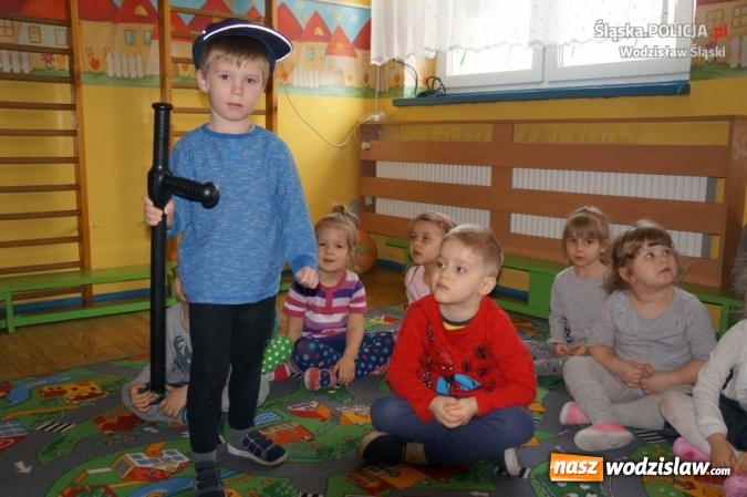 Zdjęcie w galerii na portalu naszwodzislaw.com: Dzielnicowi ze Sznupkiem z wizytą w przedszkolu wiadomości z regionu