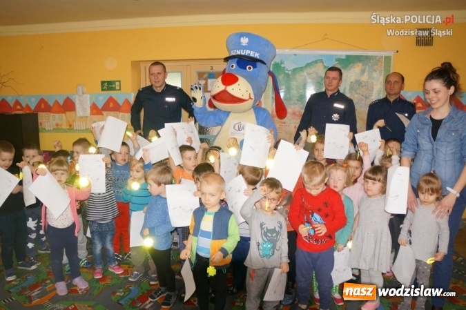 Zdjęcie w galerii na portalu naszwodzislaw.com: Dzielnicowi ze Sznupkiem z wizytą w przedszkolu wiadomości z regionu